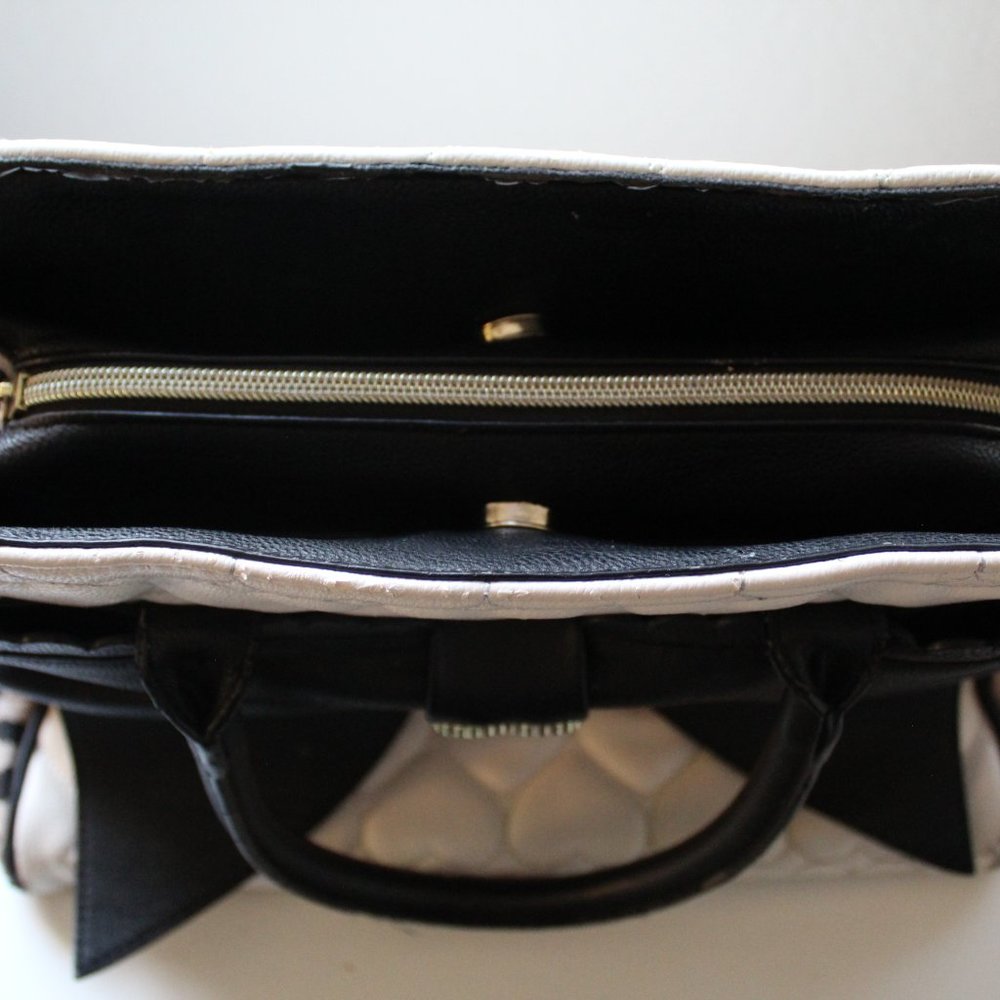 BETSEY JOHNSON BLACK & WHITE HEART PURSE - Picture 10 of 11